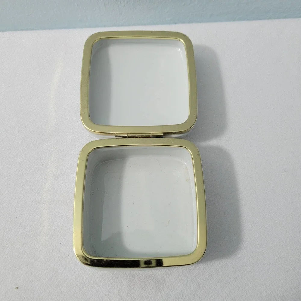 Small Made in Japan Ceramic Jewelry Box Size 3.25L x 3.25W x 1.750H  51323-4Tclo